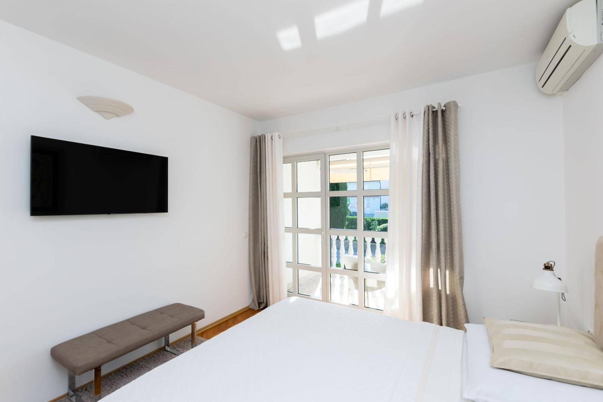 Apartments Sinisa Malinska Exterior photo