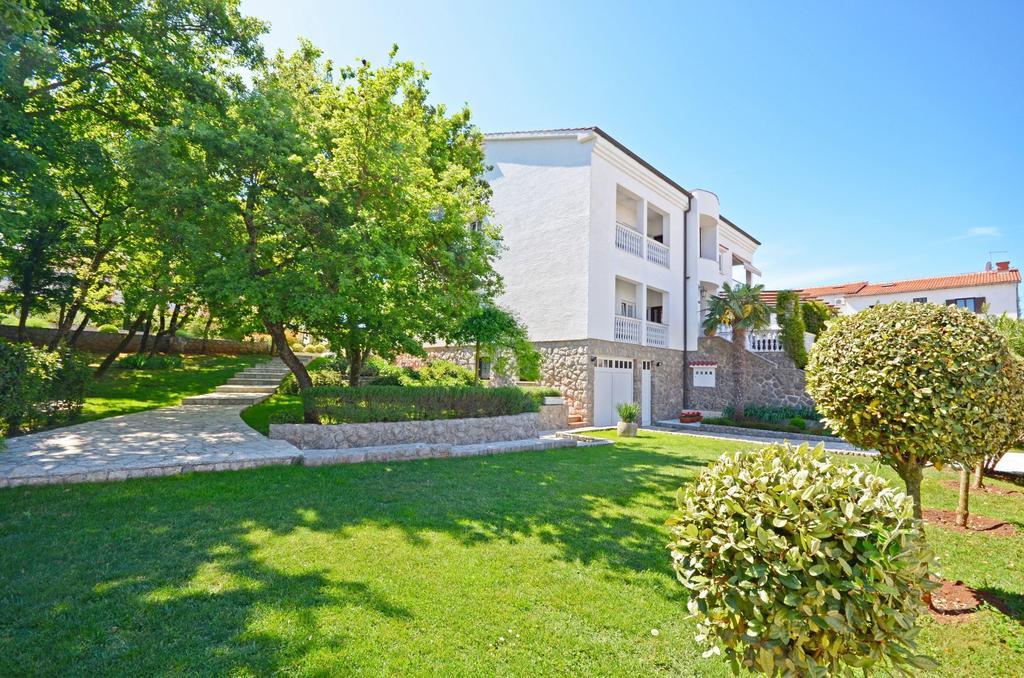 Apartments Sinisa Malinska Exterior photo