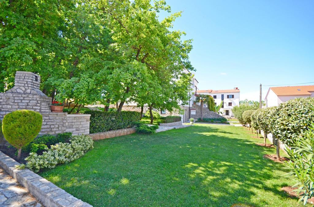 Apartments Sinisa Malinska Exterior photo